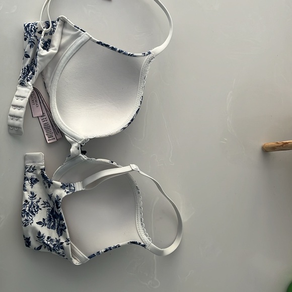 New without tags Victoria’s Secret push up bra. Size 32D - Picture 5 of 5